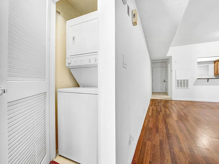2905 Montrose Ave #416 — Photo 8