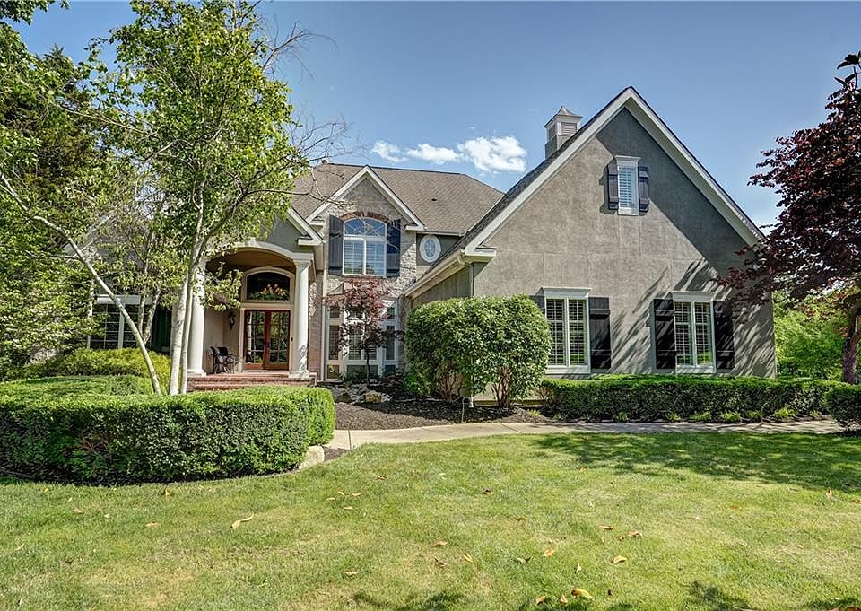 1st image of 313 NW Rockhill Cir