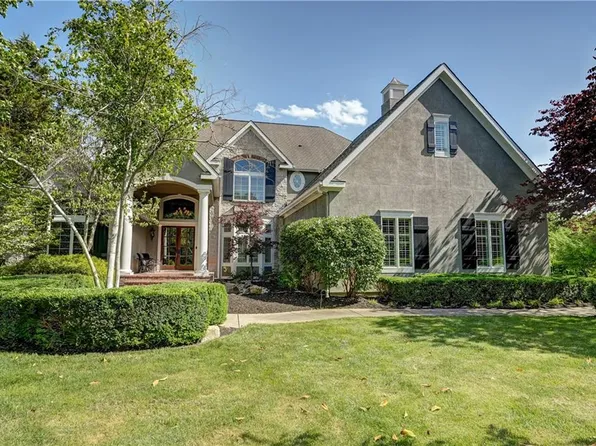 313 NW Rockhill Cir, Lees Summit, MO 64081