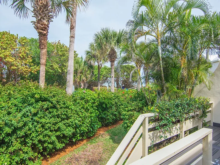 560 N Monterey Dr — Photo 27