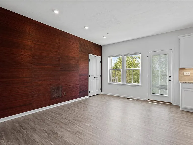 150 Curtis Ct — Photo 9