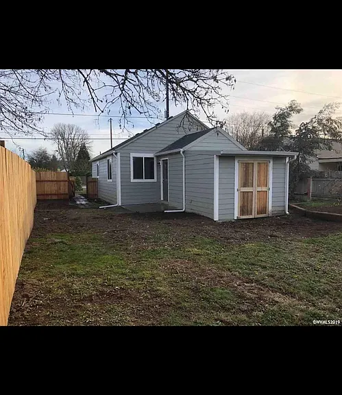 725 Russell Dr — Photo 2