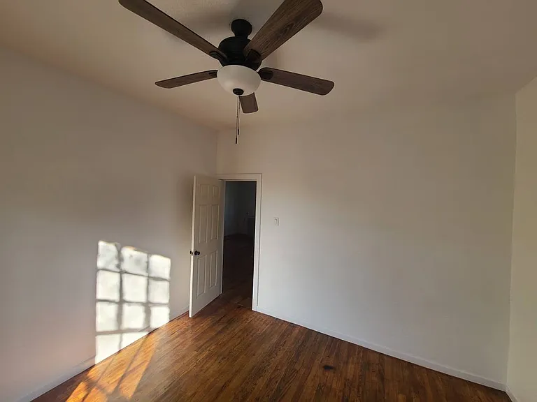 449 W Pembroke Ave — Photo 6