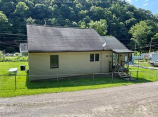 1201 Hillside Dr, Eskdale, WV 25075
