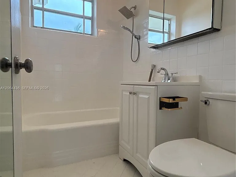 800 W 42nd St #1B — Photo 3