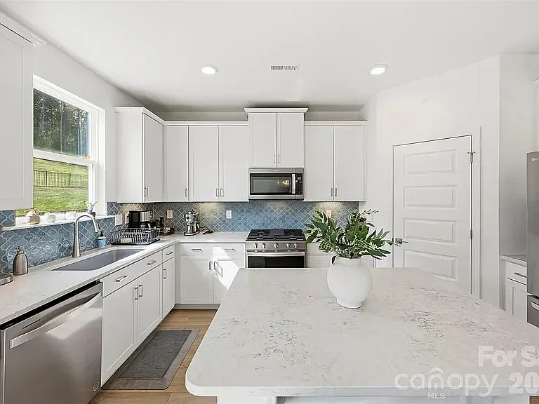 152 Lancashire Ct — Photo 15