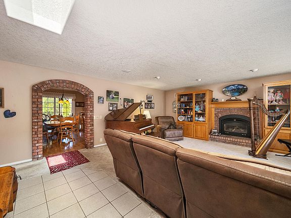 4th image of 200 SE Crestview Ln