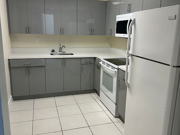 4th image of 700 NW 214th St APT 609
