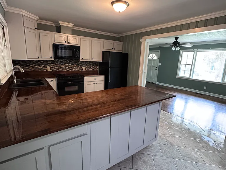214 Randolph Ct — Photo 2