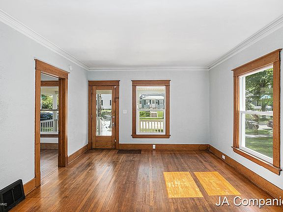 2nd image of 835 Paris Ave NE