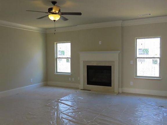 4th image of 3695 Brookhollow Dr