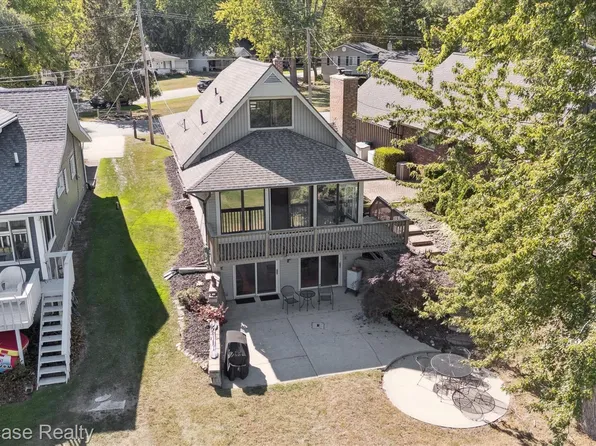 688 Wolverine Dr, Wolverine Lake, MI 48390