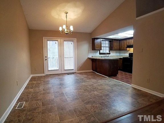 4th image of 900 Glenrose Dr