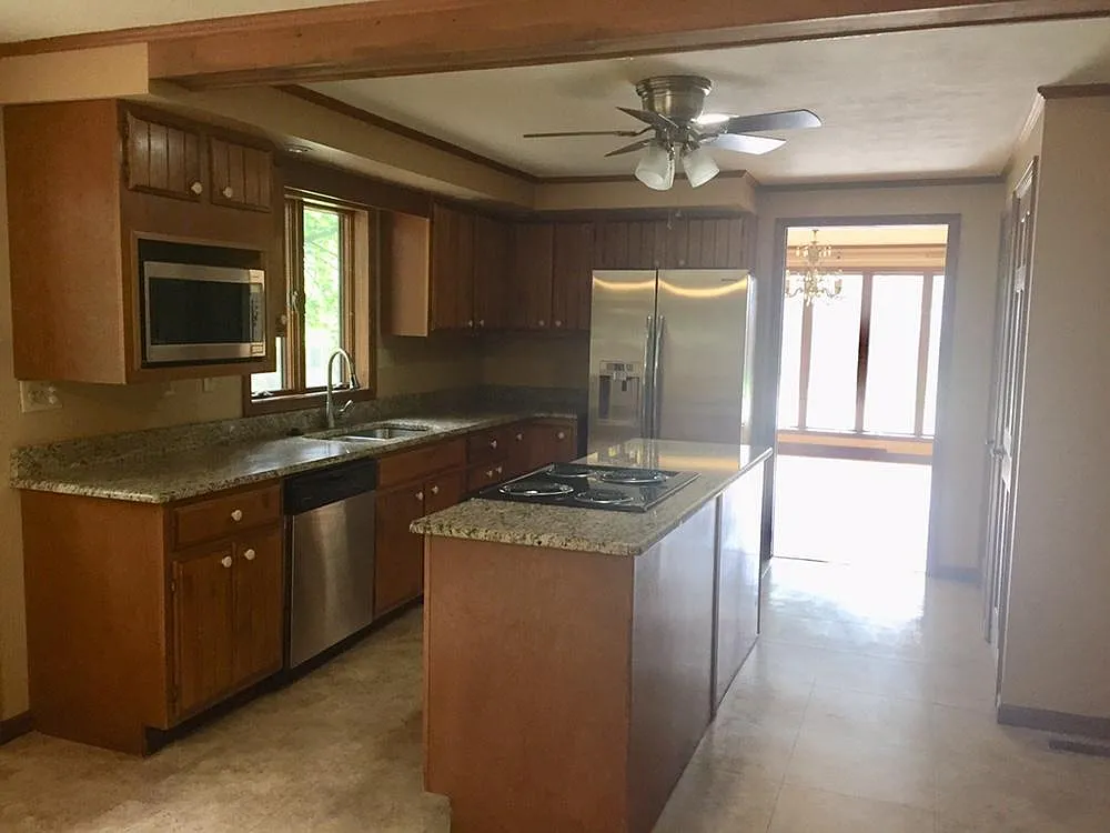 409 Castleton Ct — Photo 3