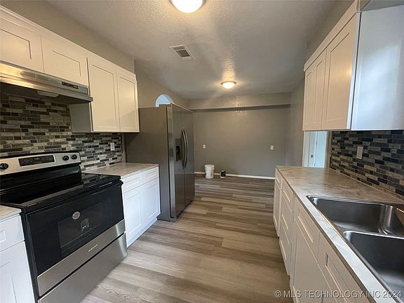 5th image of 209 N Russell Ave