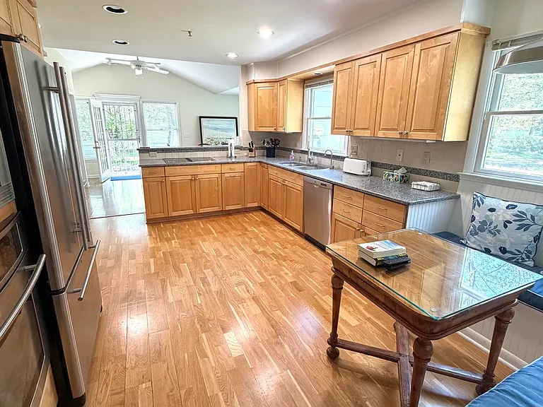 511 Roxbury Rd — Photo 4