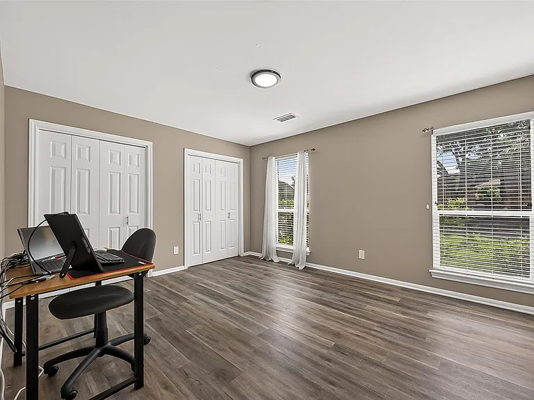 919 Longview Dr — Photo 17
