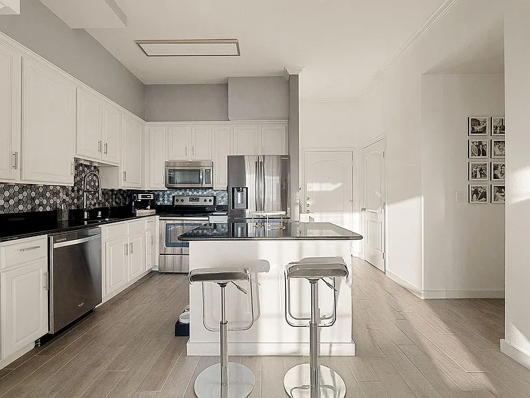 3225 Turtle Creek Blvd #814 — Photo 8