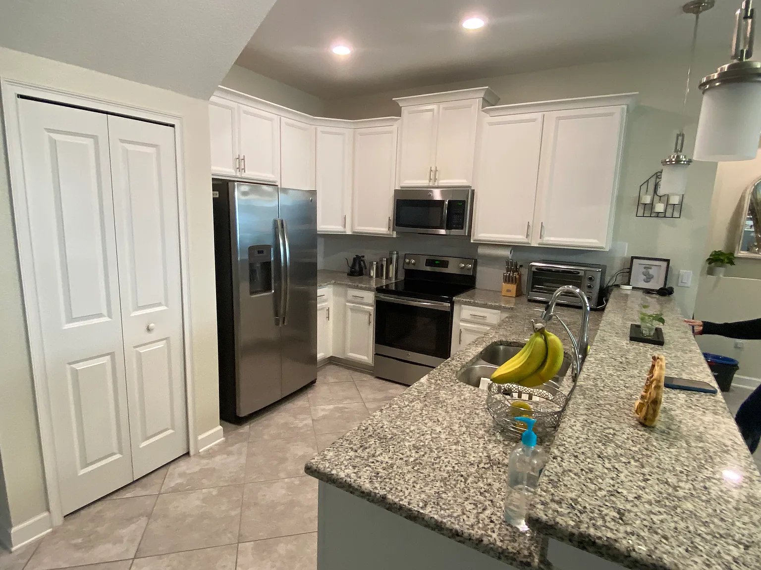 4 bed, 3.5 bath, 2208 sqft, $2,500 — Photo 3