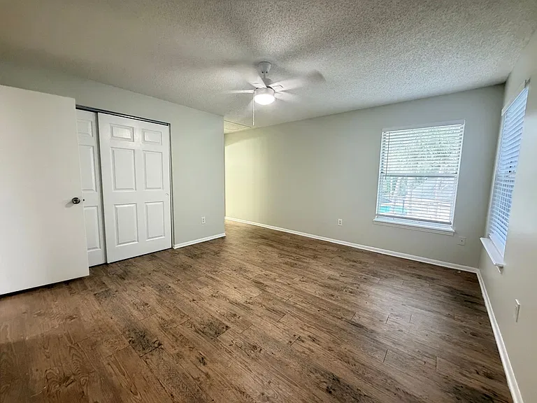 Glenbrooke Apartments — Photo 37
