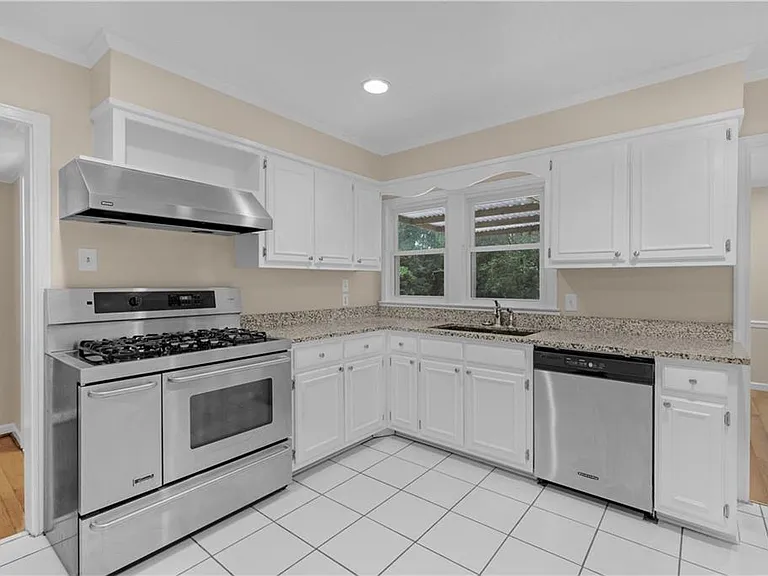 424 Byron Ave E — Photo 4