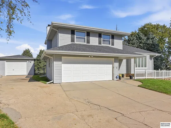 10632 M St, Omaha, NE 68127