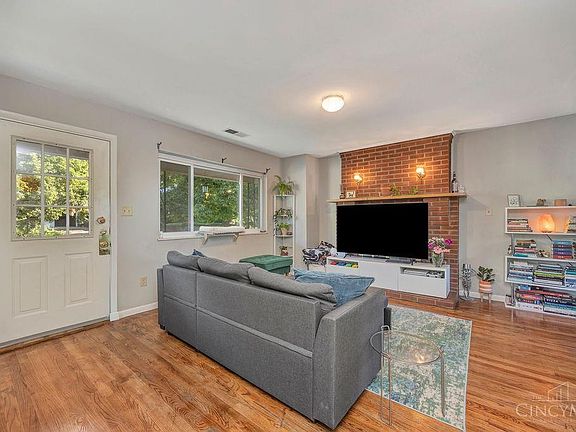3rd image of 231 W Collins St