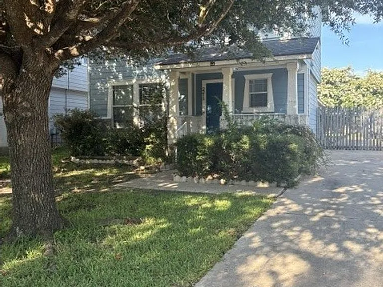 2216 Bluffstone Dr — Photo 1