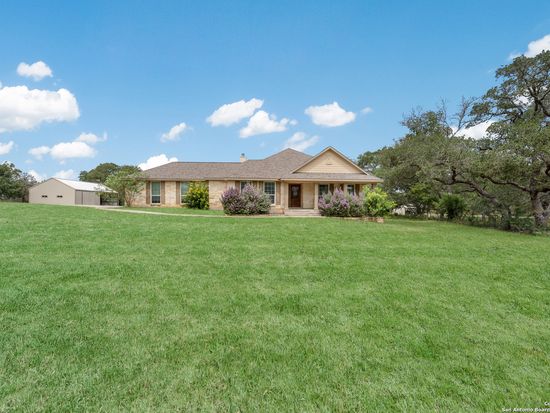 861 Paddy Rd., Floresville, TX 78114