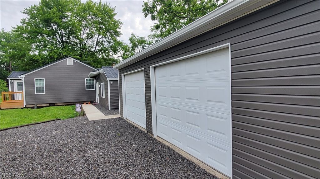 724 Briggs Rd, Leavittsburg, OH - View 2