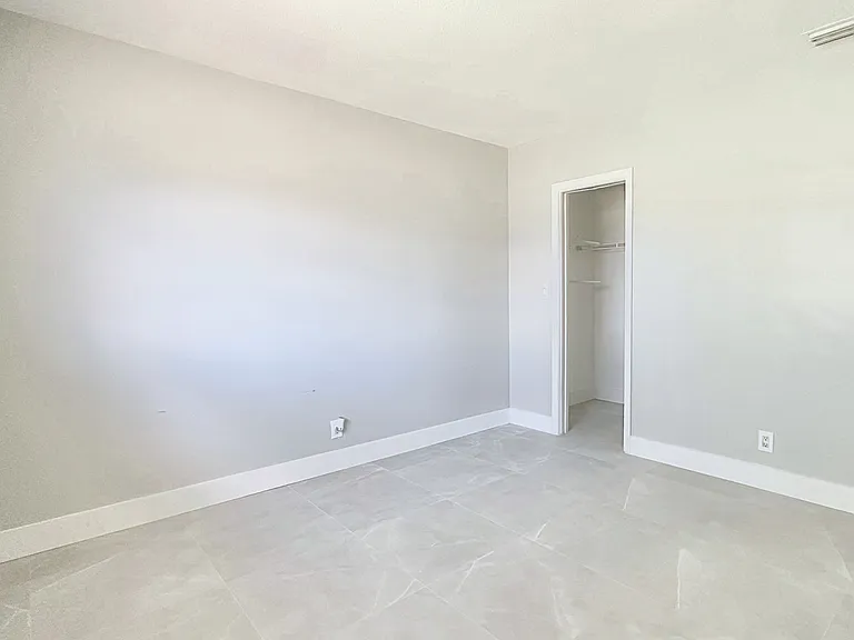 1007 W Prospect Rd — Photo 44