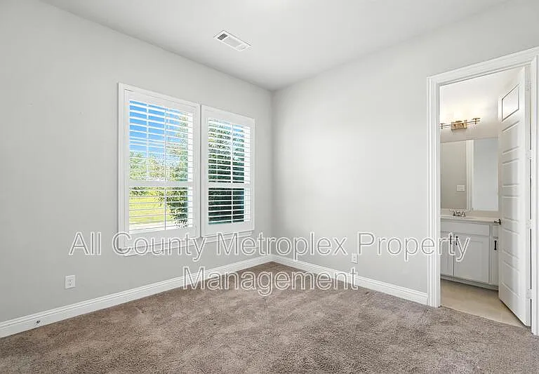 9002 Habersham Dr — Photo 4