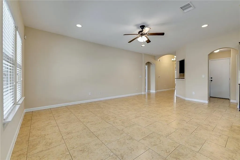 3 bed, 1793 sqft, $2,295 — Photo 3