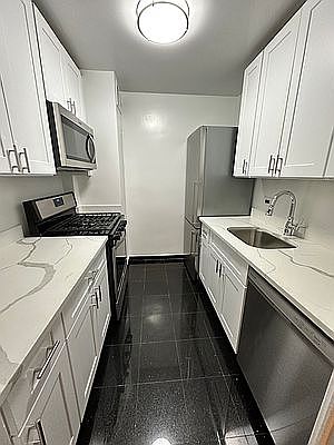 3rd image of 305 E 86th St Front 2P