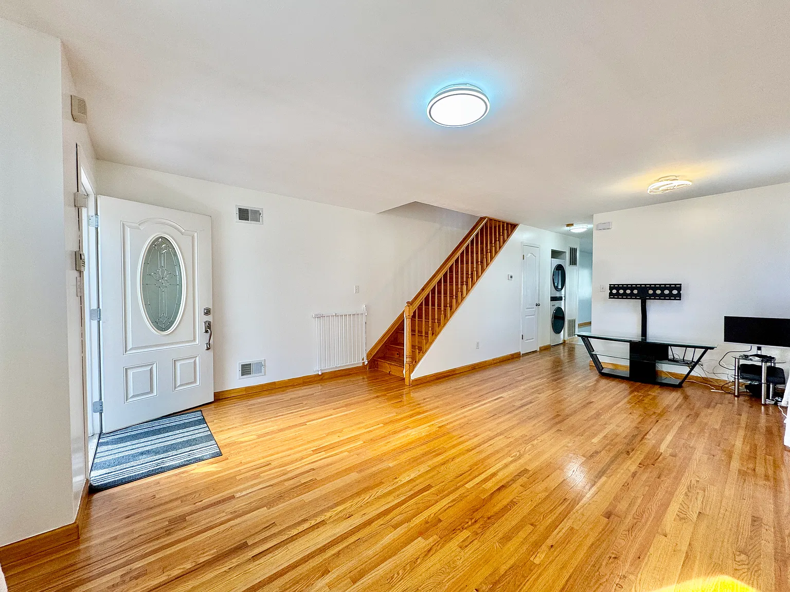 3 bed, 1.5 bath, 1570 sqft, $3,500 — Photo 2