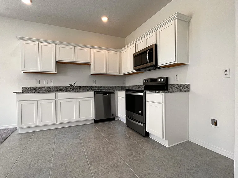 1004 Appleton St — Photo 8