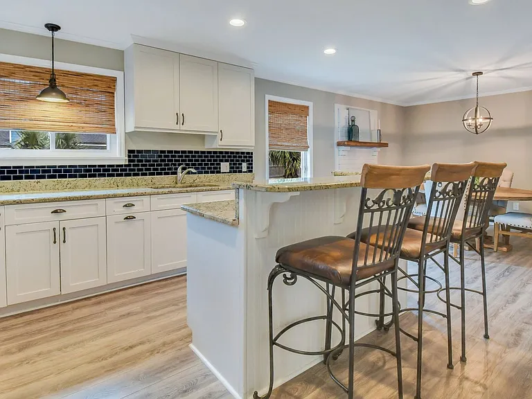 1015 Reita St — Photo 10