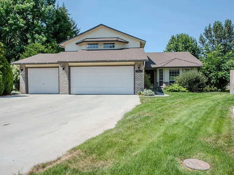 5643 N Citadel Way — Photo 1