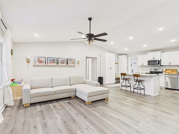 2nd image of 879 Lee Rd