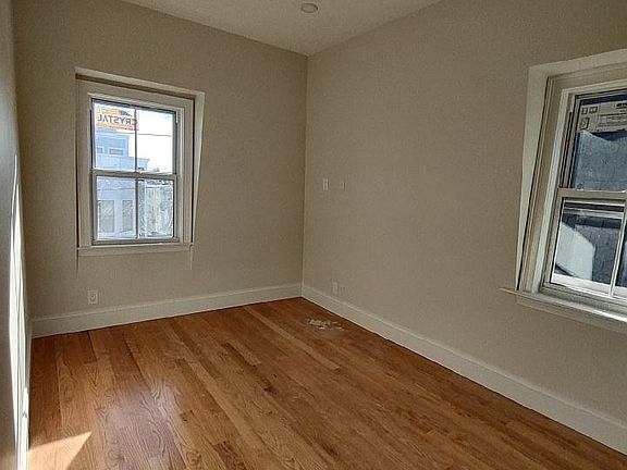 4th image of 226 Saratoga St