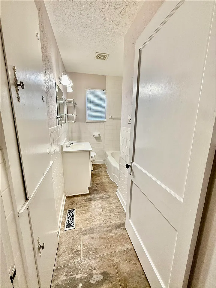 2 bed, 784 sqft, $1,800 — Photo 3