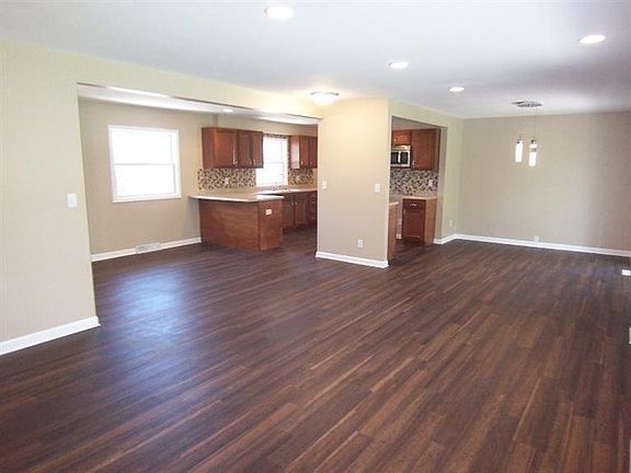 3rd image of 320 E 78th Pl