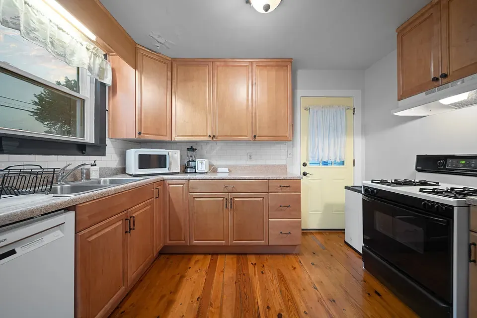 1 bed, 2358 sqft, $975 — Photo 2