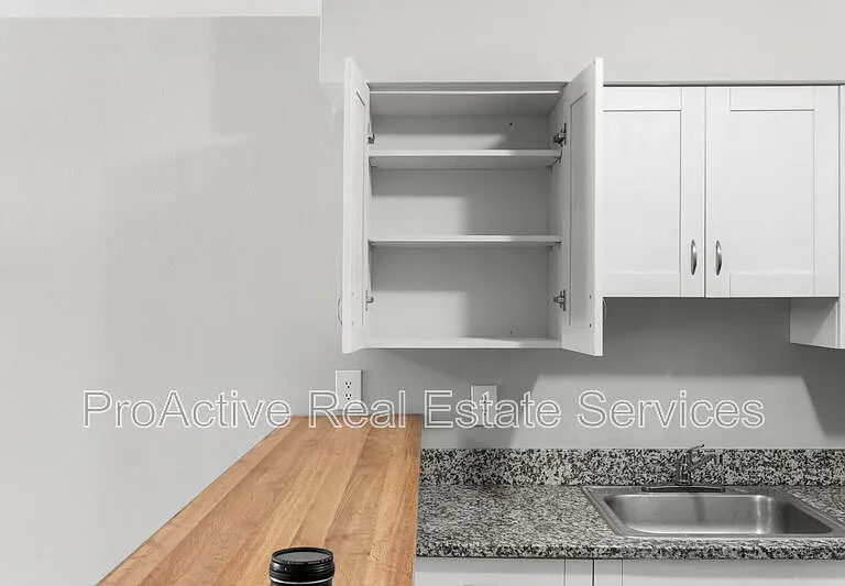 1129 Green St #8 — Photo 11
