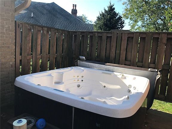 4th image of 1089 Lakewood North Dr