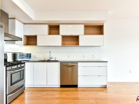 2nd image of 4044 Redwood Ave APT 409