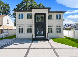 15 Roy St, Elmont, NY 11003