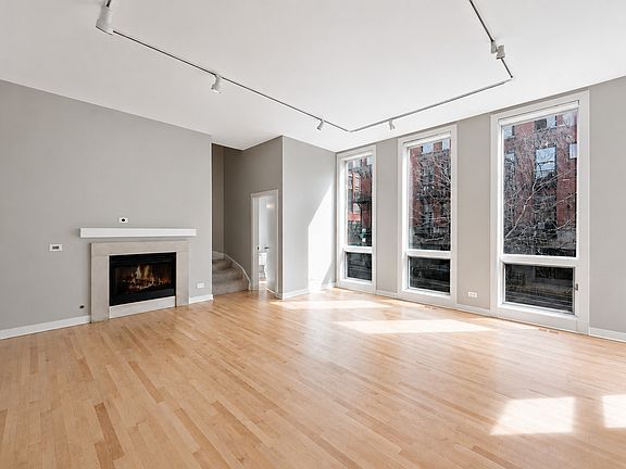 3rd image of 310 N Des Plaines St #A