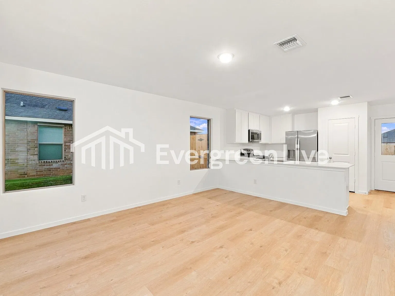 3 bed, 2.0 bath, 1302 sqft, $1,420 — Photo 3