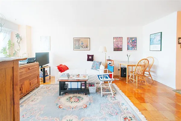 Sold by R New York | media 10